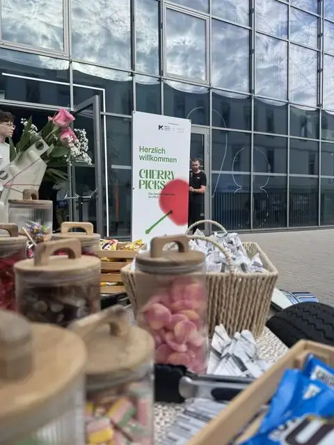 Candy Bar mit Süßigkeitengläsern, Cherry Picks 2026