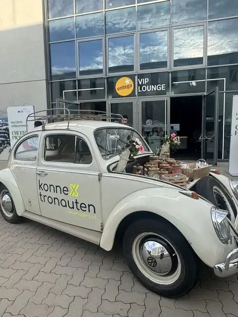 VW-Käfer-Oldtimer mit konneXtronauten-Logo vor der VIP-Lounge, Cherry Picks 2026