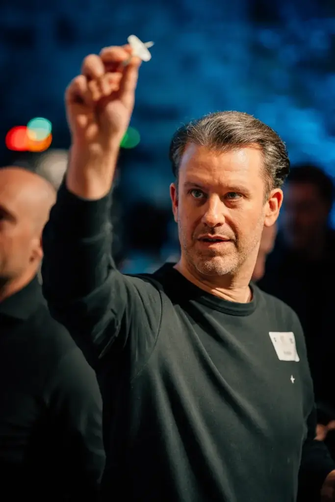 Spieler konzentriert beim Dartwurf, Ally-Cellar Business Darts 2026