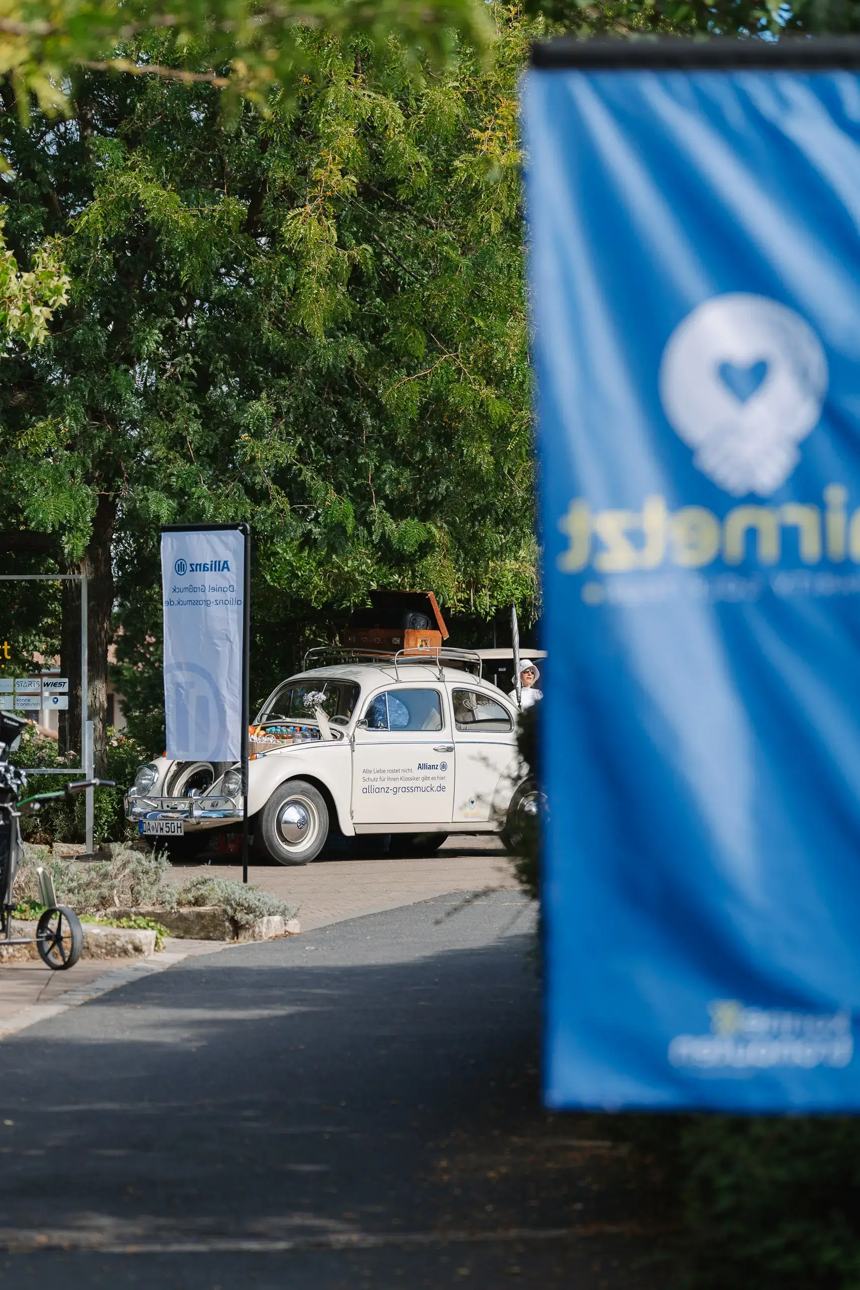 fairnetzt-Fahne, im Hintergrund der VW-Käfer-Oldtimer, fairnetzt Charity Golf Tour 2026 in Groß-Zimmern