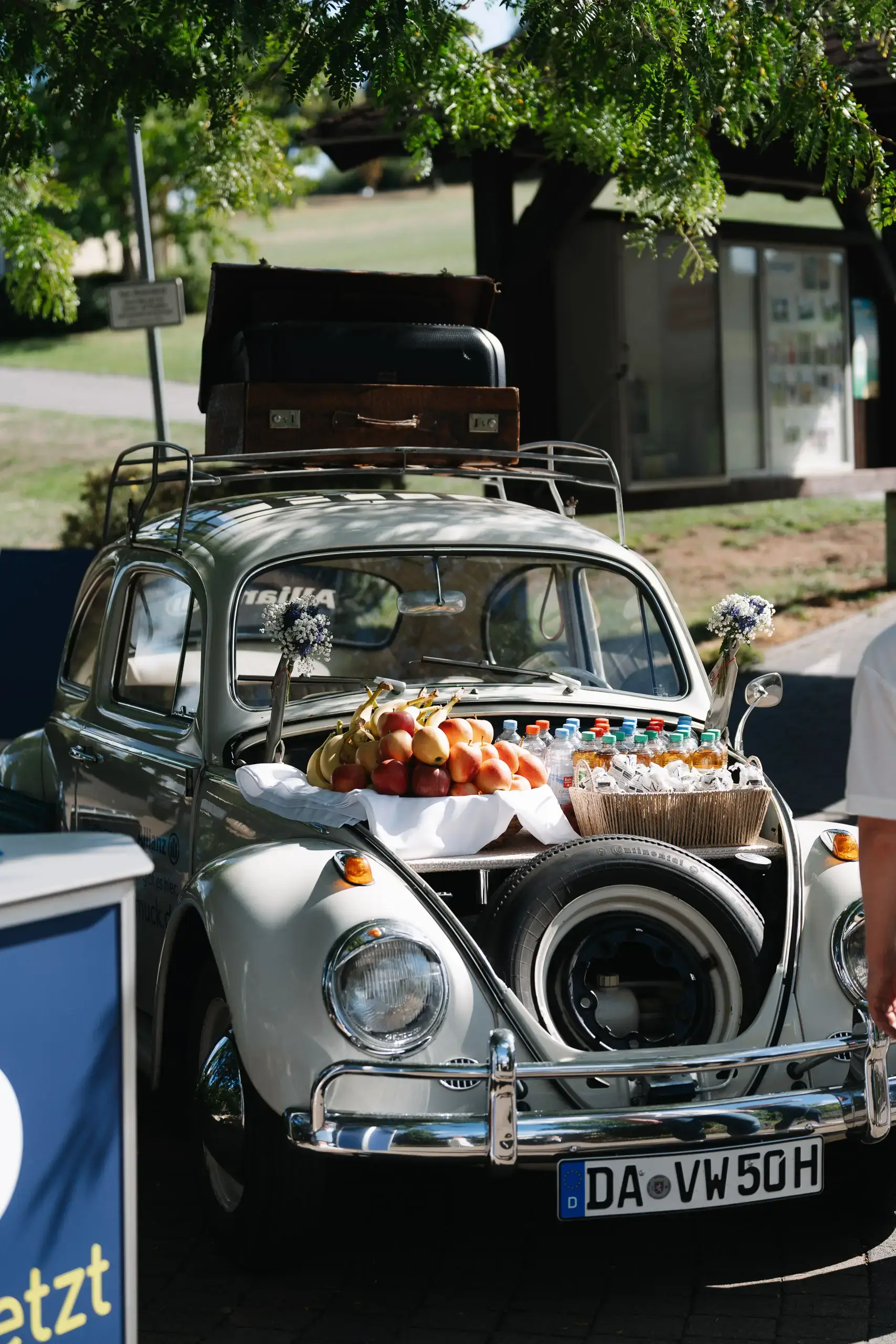 VW-Käfer-Oldtimer als Snack-Bar mit Obst, fairnetzt Charity Golf Tour 2026 in Groß-Zimmern