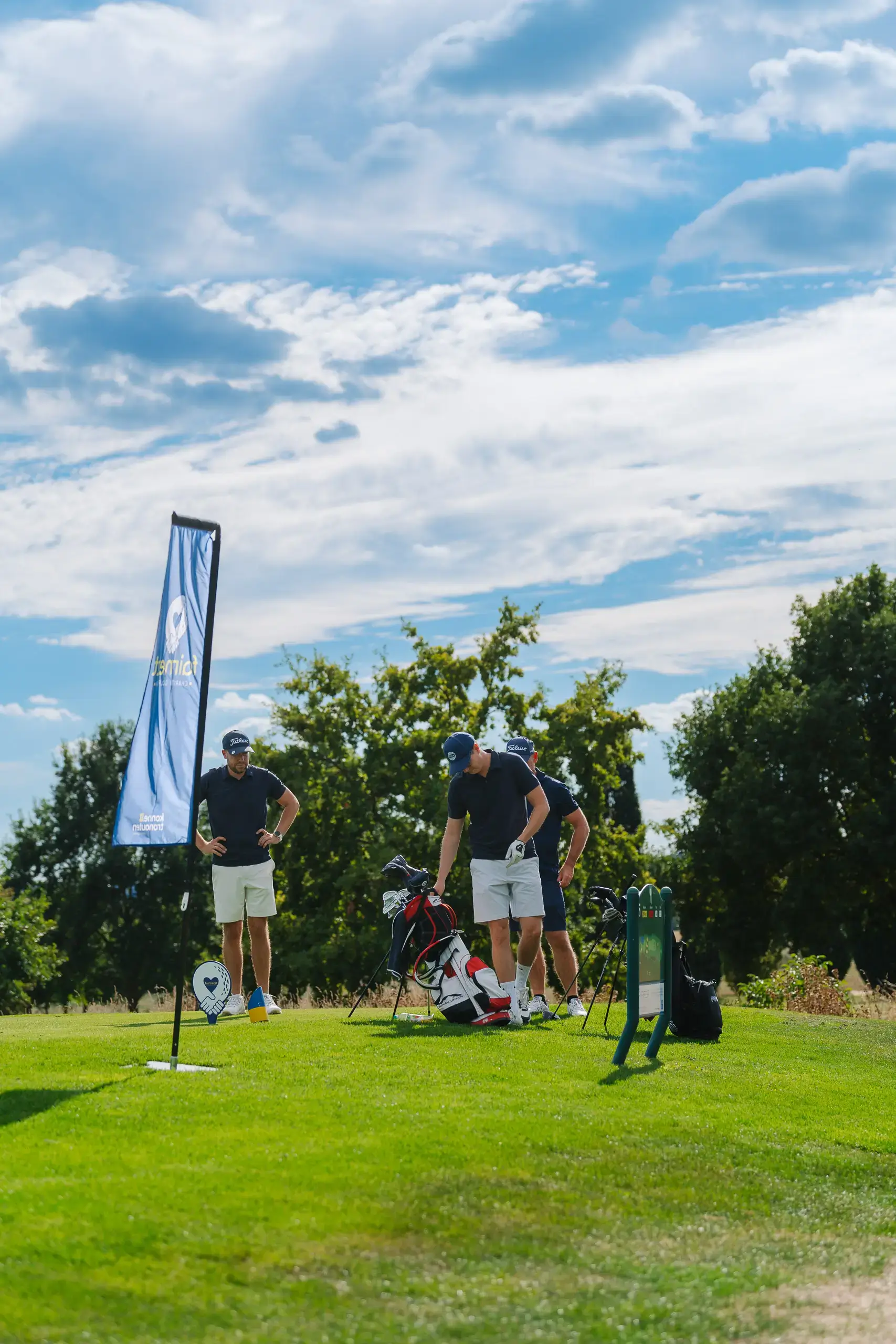 Golfer am Abschlag neben der fairnetzt-Fahne, fairnetzt Charity Golf Tour 2026 in Groß-Zimmern
